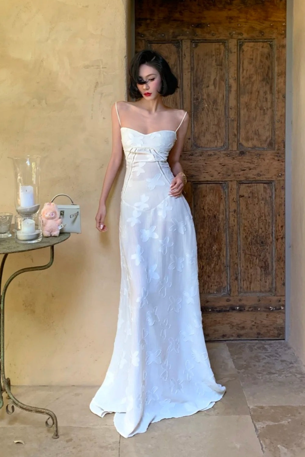 Robe de soirée blanche ornée de broderies raffinées : dos nu à fines bretelles, mousseline fluide, modèle NV6405