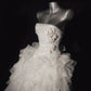 Robe de soirée féérique de luxe en organza blanc avec rose 3D | Sans bretelles, asymétrique, traîne, style haute couture, idéale pour les photos de mariage (NV6324)