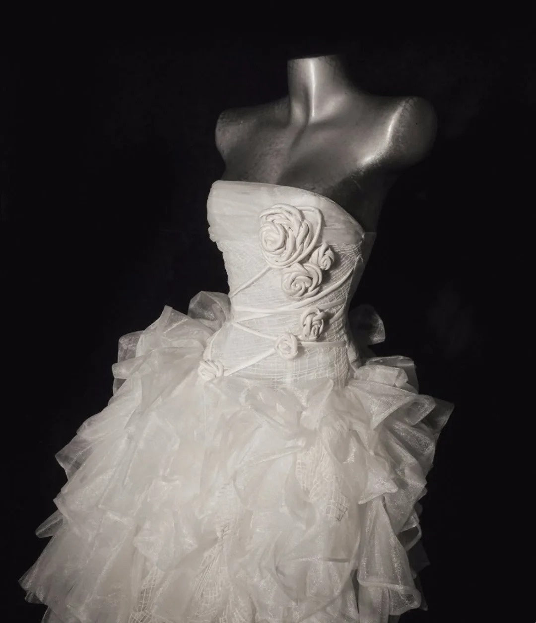 Robe de soirée féérique de luxe en organza blanc avec rose 3D | Sans bretelles, asymétrique, traîne, style haute couture, idéale pour les photos de mariage (NV6324)