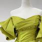 Robe de bal rétro style Hepburn, vert olive satiné, épaules dénudées, manches bouffantes et traîne - Robe élégante pour dîner et mariage NV6360