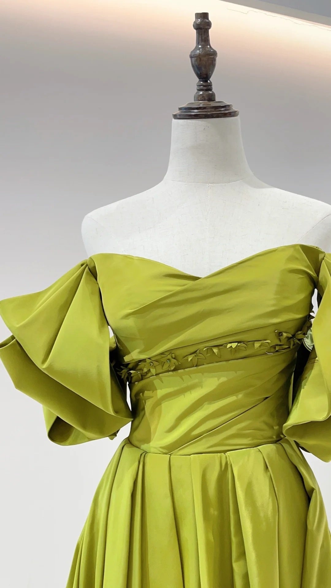 Robe de bal rétro style Hepburn, vert olive satiné, épaules dénudées, manches bouffantes et traîne - Robe élégante pour dîner et mariage NV6360