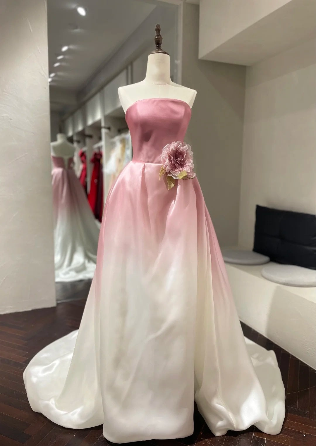 Robe de bal bustier en satin rose et blanc dégradé, style romantique et luxueux, avec traîne - Robe élégante pour fiançailles et mariage champêtre NV6359