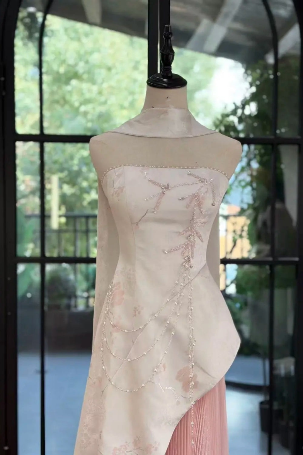 Robe de mariée chinoise moderne rose et blanche contrastée, sans bretelles, avec traîne plissée et châle - Robe élégante pour fiançailles et mariage chinois NV6361
