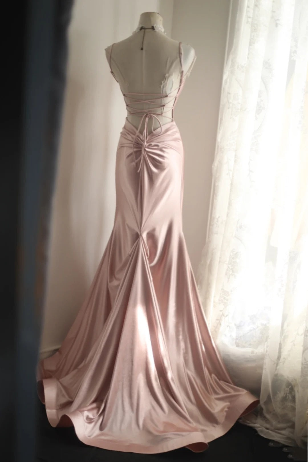 Robe de soirée sirène élégante en satin rose poudré, dos nu plongeant, laçage et décolleté en V profond, NV6855