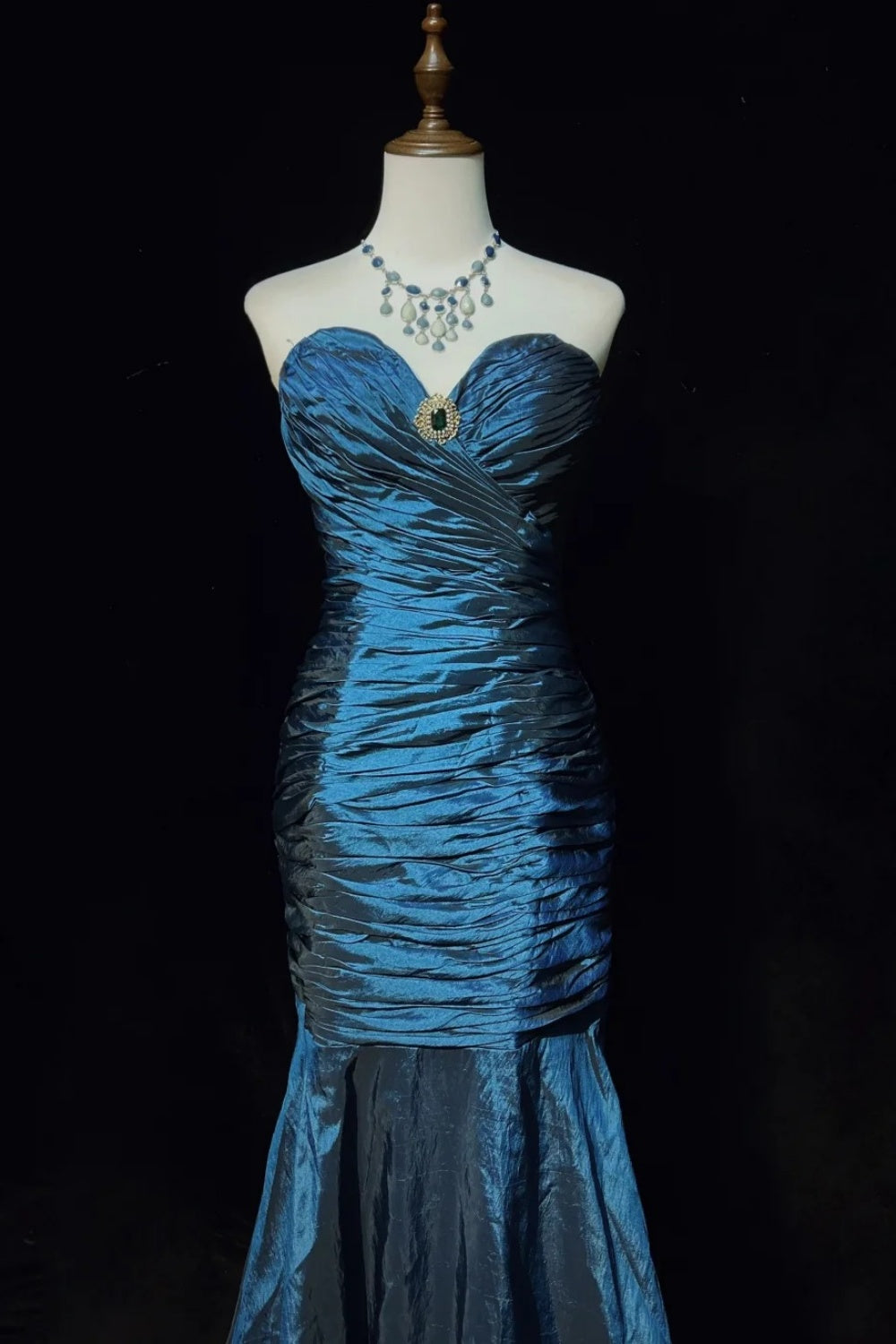 Robe sirène bleue bustier froncée avec reflets satinés et broche bijou NV6871