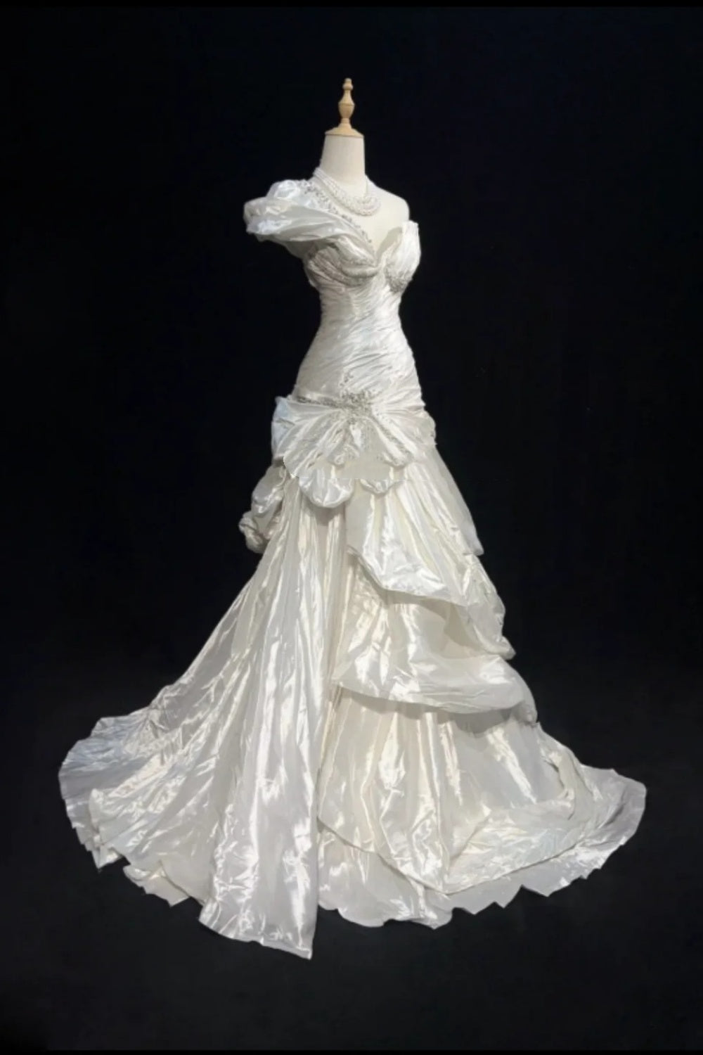 Robe de soirée longue et somptueuse ornée de perles, modèle NV6577