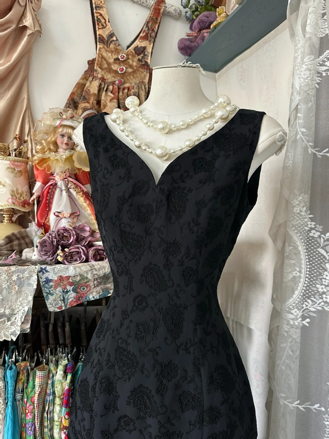 Robe sirène noire à motifs : col en V, sans manches, brocart rétro, style élégant pour banquet NV6399