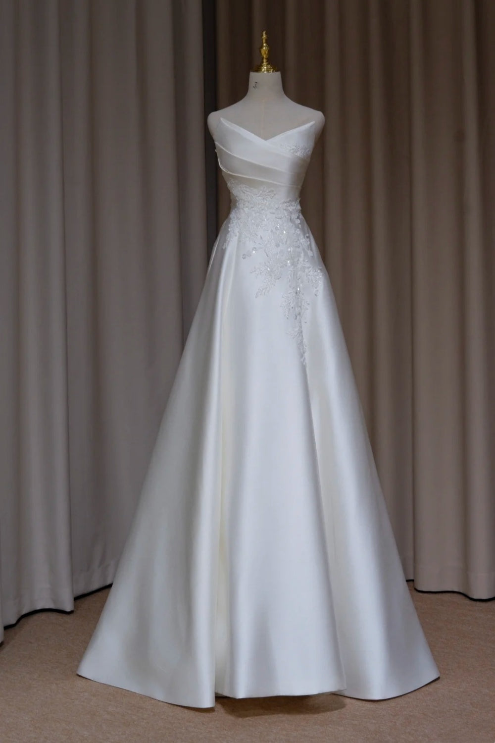 NiceVestidos-_Elegant long ball gown with delicate white beading, formal dress NV5992