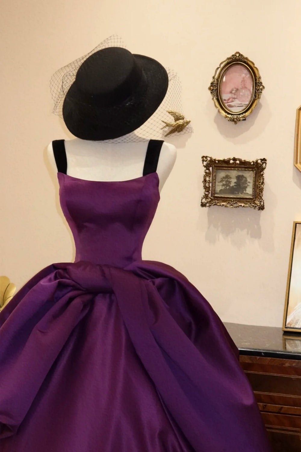 NiceVestidos--French Elegant Satin Gown, Long Sleeveless Vintage Ball Gown NV5821