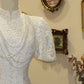 Robe Qipao blanche en dentelle à col mandarin et détails en perles NV6546