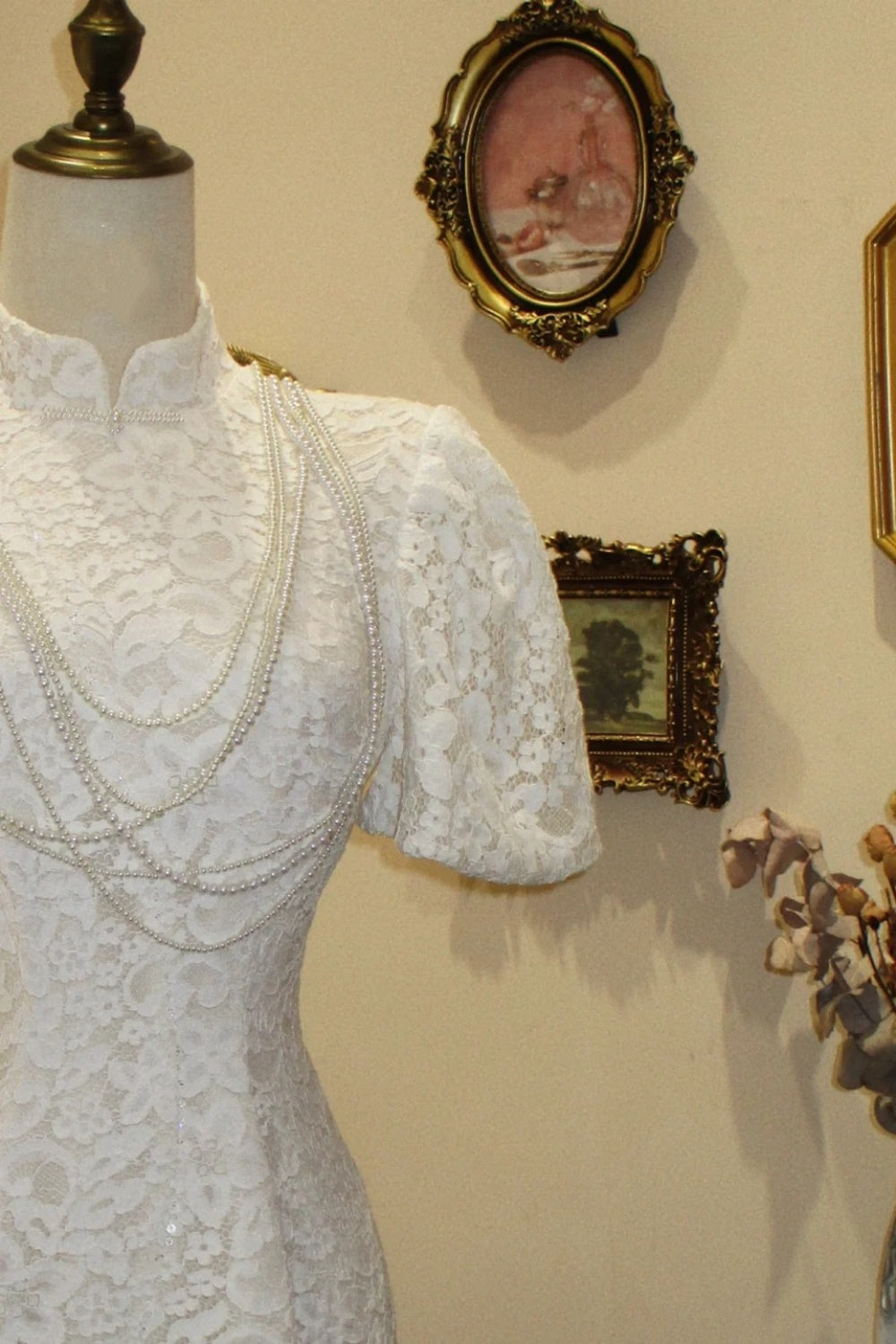 Robe Qipao blanche en dentelle à col mandarin et détails en perles NV6546