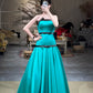 Robe de bal longue sans manches, style bicolore contrasté | Robe de bal bleu paon en satin noir avec bordure noire, idéale pour gala, tapis rouge, soirée chic, événement professionnel ou social NV6274