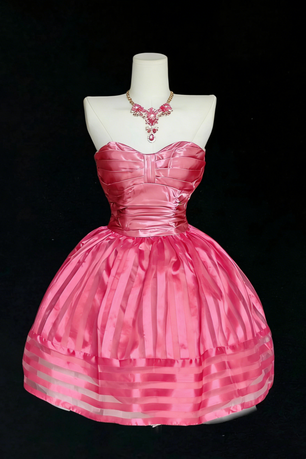 Faites sensation ! Robe bustier rose fuchsia en satin : ourlet évasé rayé, projecteur intégré NV6837
