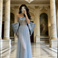 Robe longue de soirée/tapis rouge/rendez-vous bleu clair sans bretelles, ornée de cristaux et dotée d'une épaulette 3D et d'une traîne drapée (NV6817)