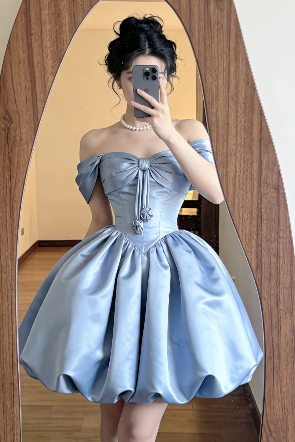 Robe de soirée courte bleu clair en satin à épaules dénudées et nœud NV6559