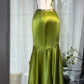 Robe sirène vintage vert olive à sequins, taille haute et dos nu croisé, en satin, modèle NV6865