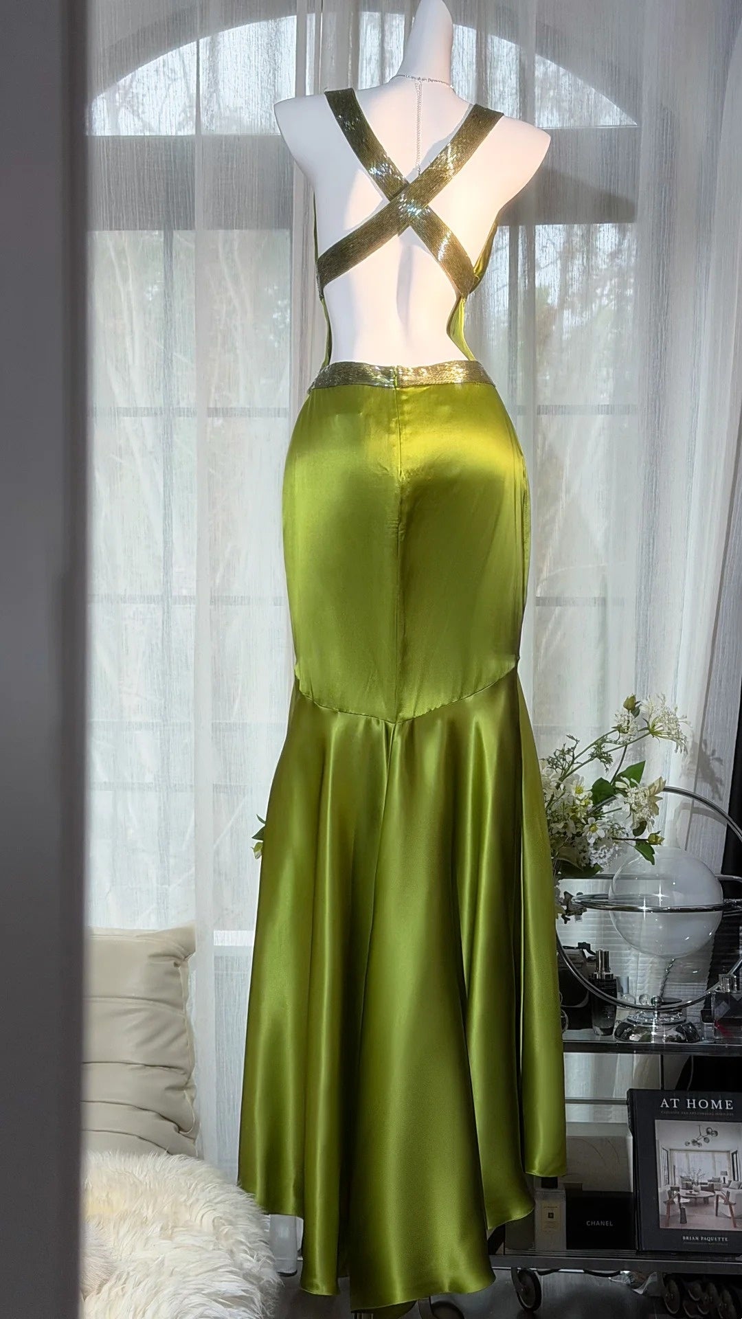 Robe sirène vintage vert olive à sequins, taille haute et dos nu croisé, en satin, modèle NV6865