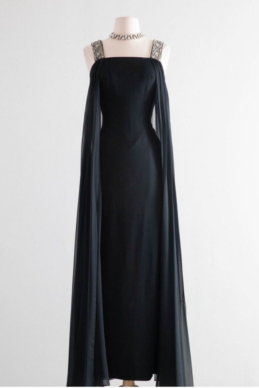 Robe élégante vintage ornée de tulle et de satin noir, manches cape et col carré NV6255