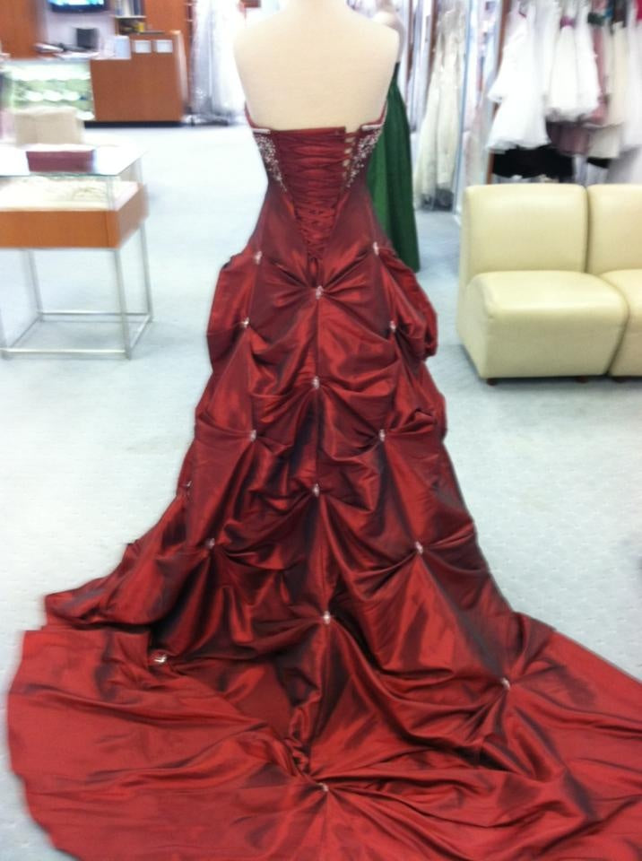 Robe de bal NiceVestidos - Bordeaux satiné, sans bretelles, ornée de perles, avec traîne au sol NV6180
