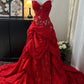 Robe de soirée rouge satinée à traîne | Style cour vintage orné | Robe de cocktail NV6316