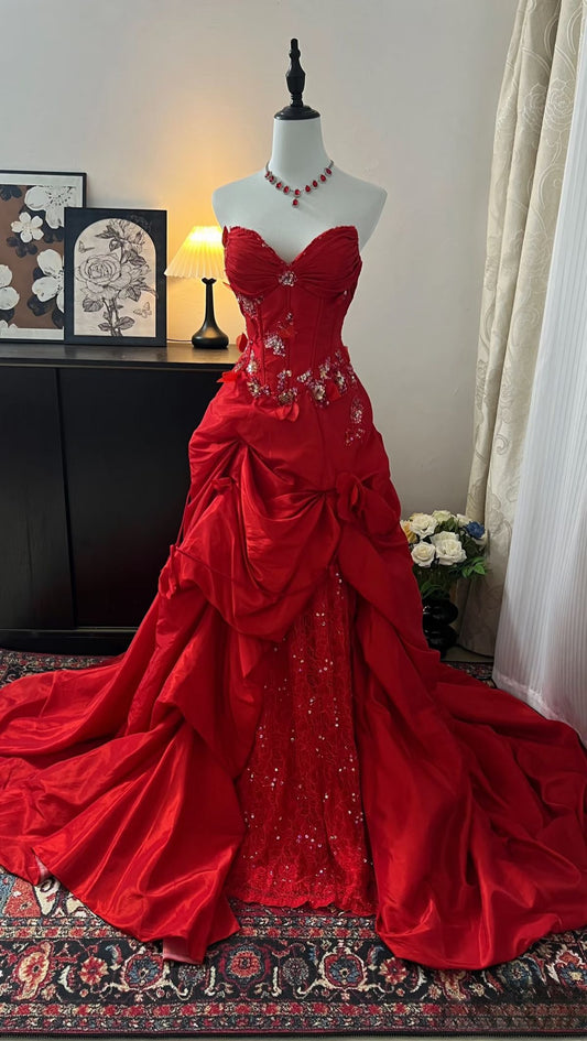 Robe de soirée rouge satinée à traîne | Style cour vintage orné | Robe de cocktail NV6316