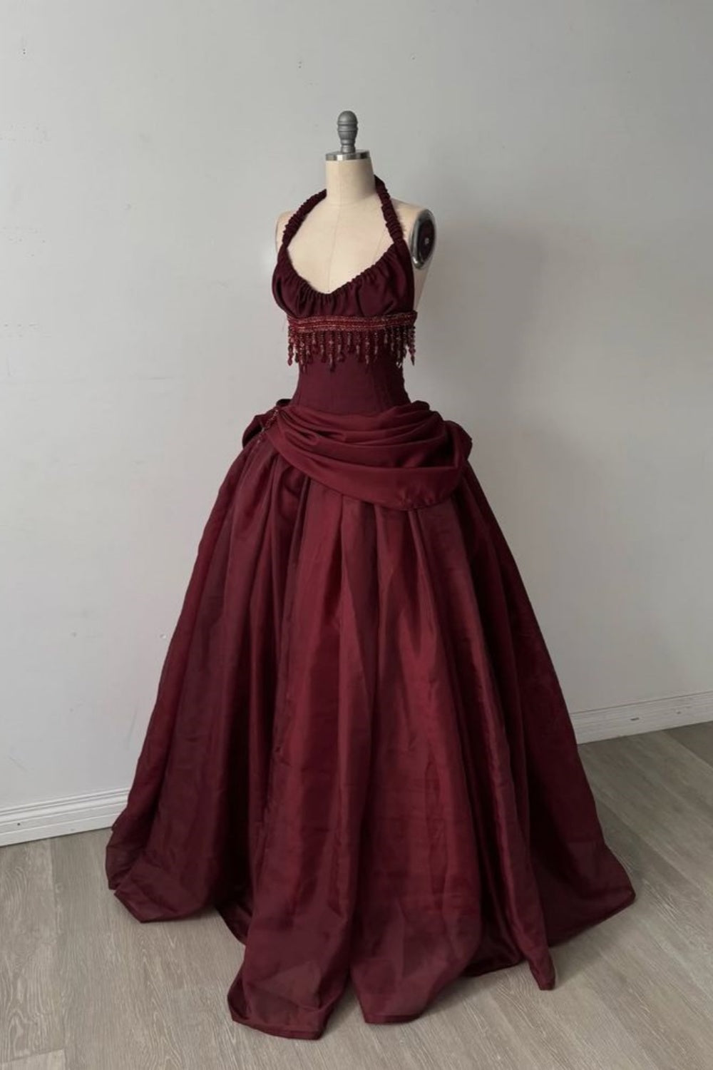 Robe longue dos nu sans manches en satin bordeaux | Robe de bal élégante et luxueuse à franges pour gala NV6299