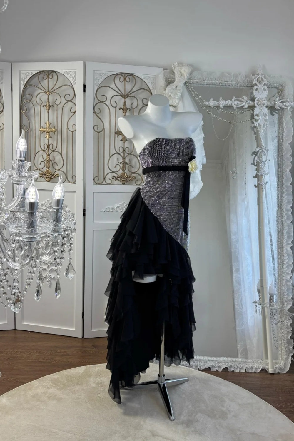 Robe à sequins noirs et argentés tendance du moment : ourlet asymétrique en tulle et option dos nu NV6839