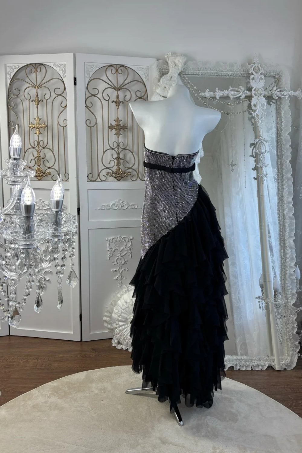 Robe à sequins noirs et argentés tendance du moment : ourlet asymétrique en tulle et option dos nu NV6839