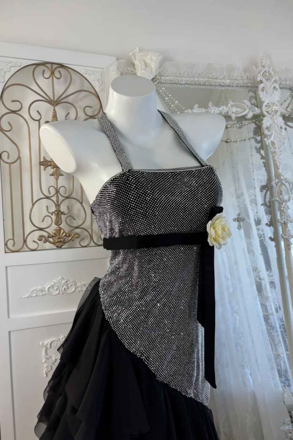Robe à sequins noirs et argentés tendance du moment : ourlet asymétrique en tulle et option dos nu NV6839