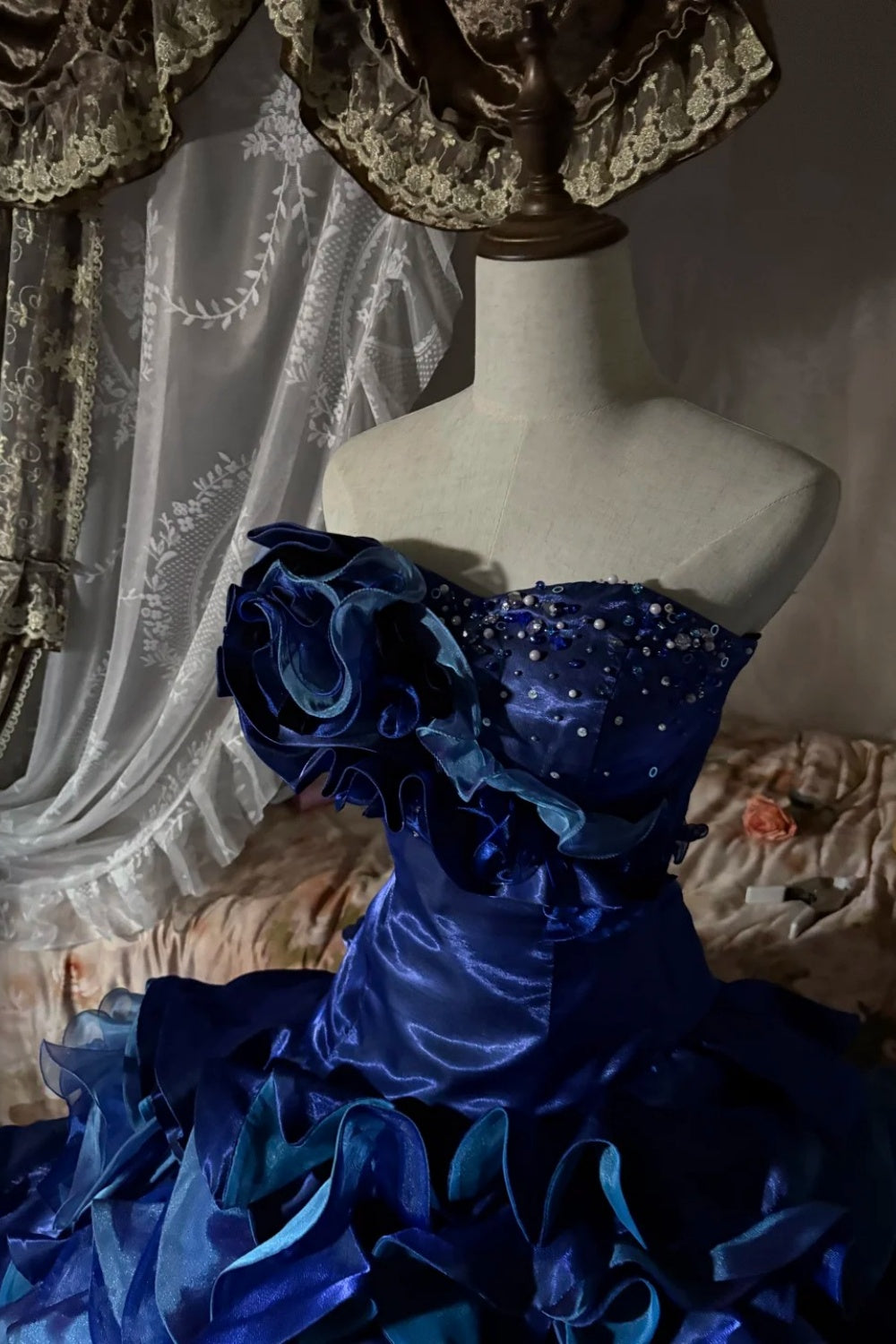 Une magnifique robe de bal longue en tulle bleu scintillant NV6660