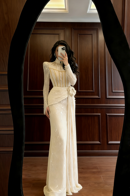 Robe de soirée moulante en satin à col montant Gilded Line NV6753