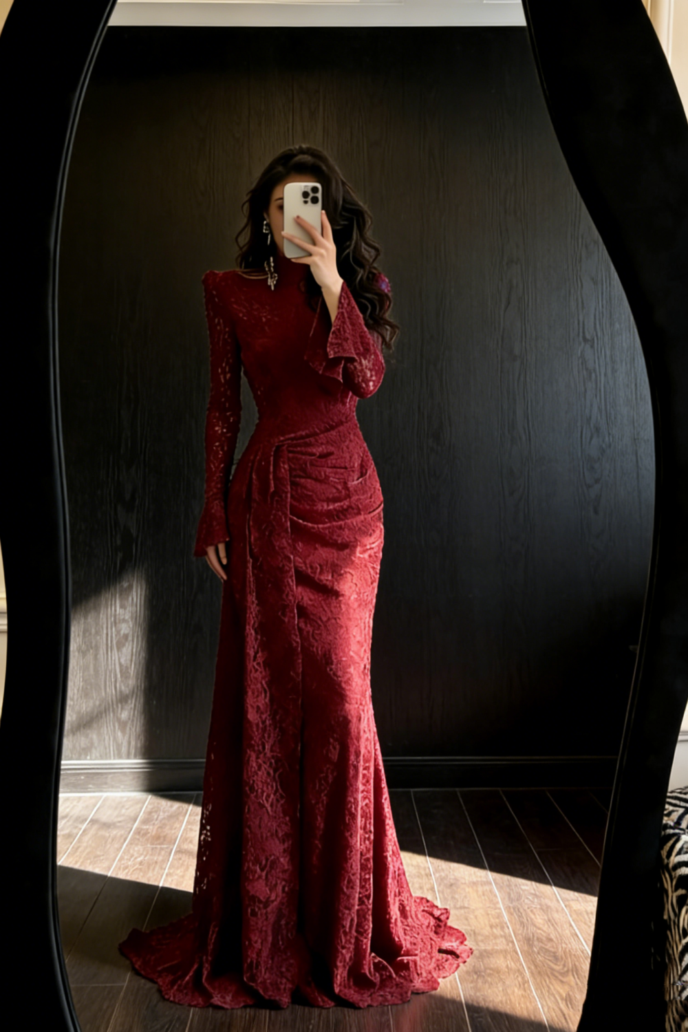 Robe sirène bordeaux en dentelle, col montant, manches longues et traîne NV6755