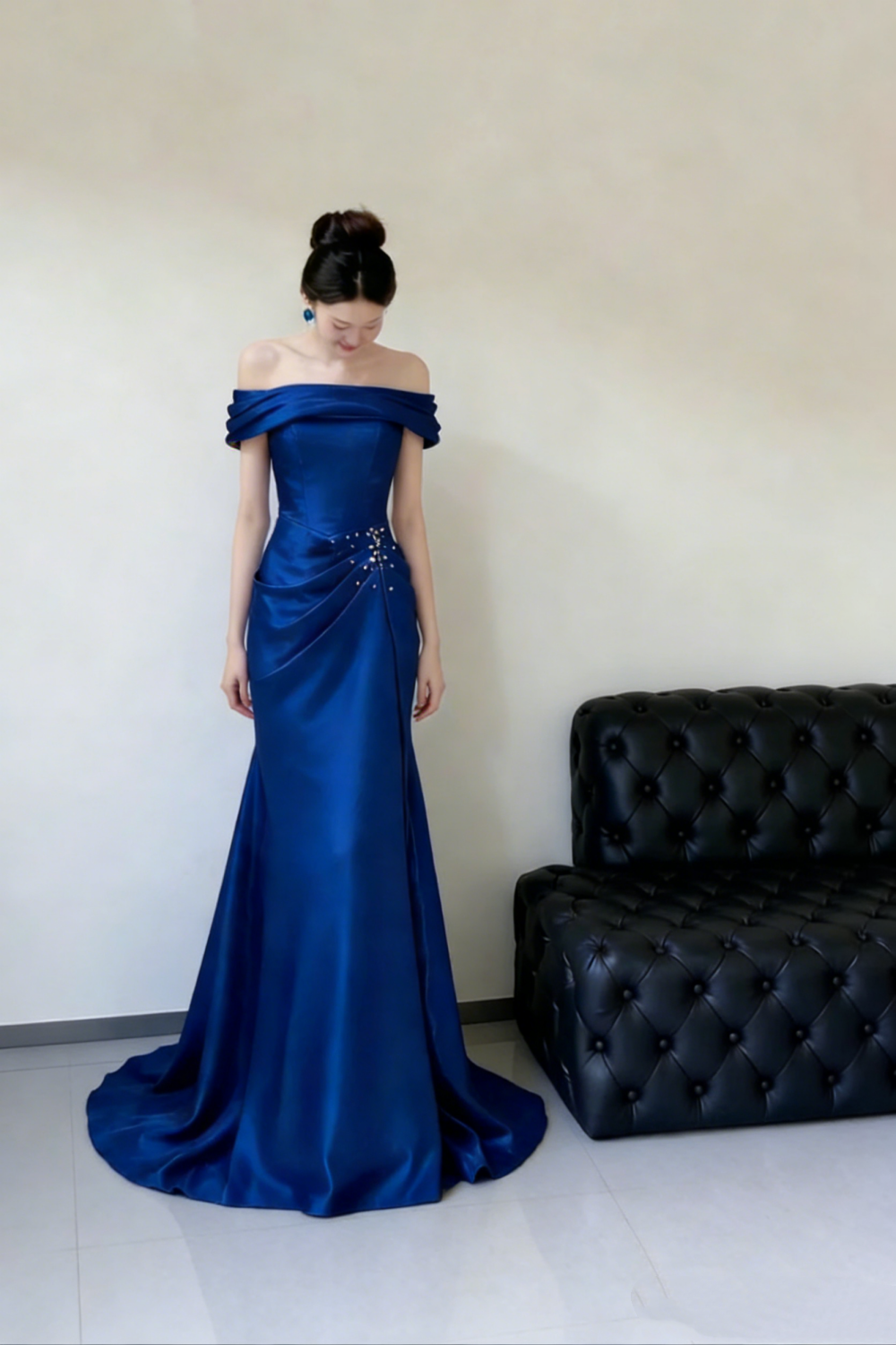 Robe longue bleu marine à épaules dénudées - Col bénitier, traîne ornée de perles, idéale pour les soirées, tapis rouges et bals à thème (NV6824)