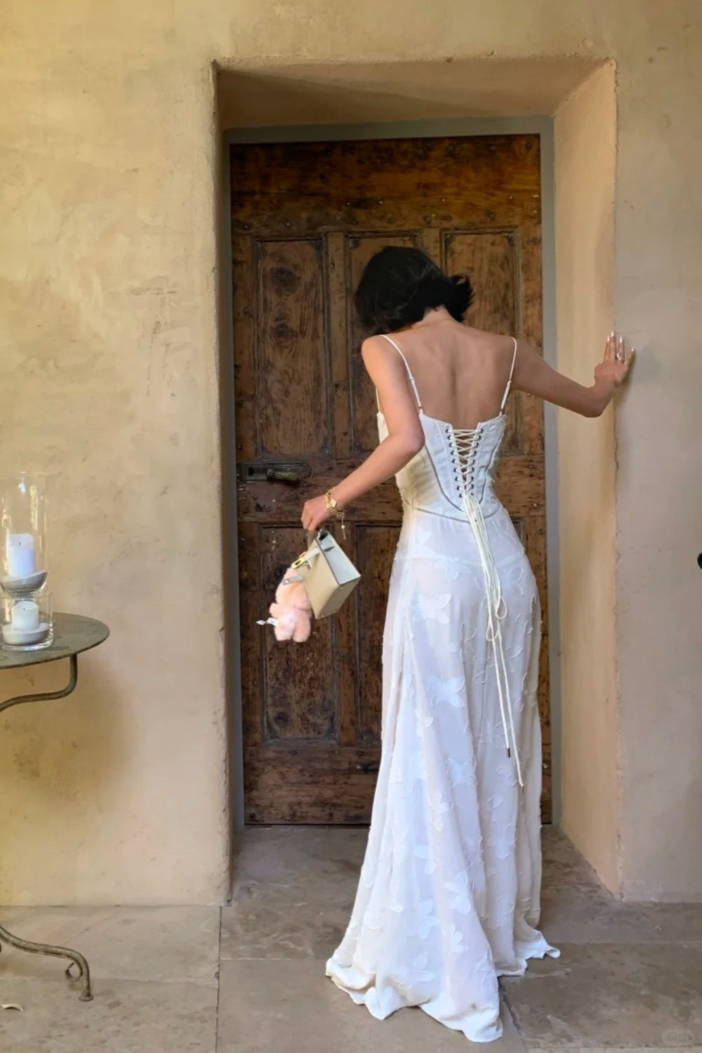 Robe de soirée blanche ornée de broderies raffinées : dos nu à fines bretelles, mousseline fluide, modèle NV6405