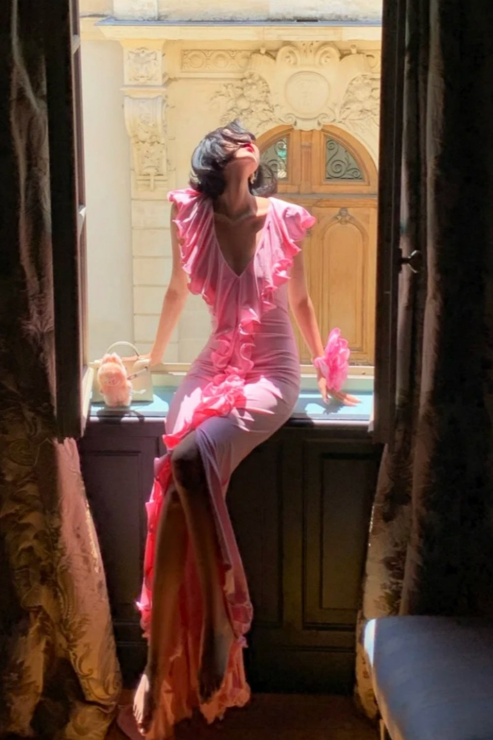 Robe sirène rose dégradée à volants : décolleté en V épaules dénudées, coupe ajustée, style romantique français NV6401