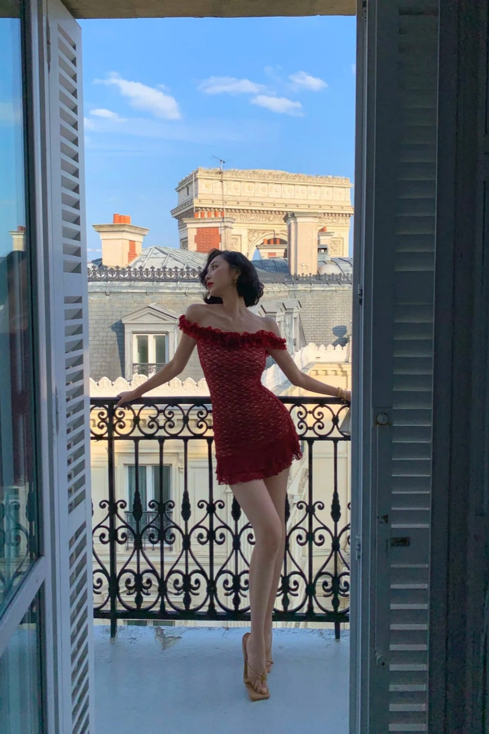 Robe courte bordeaux en dentelle à épaules dénudées : ourlet volanté, coupe moulante, style rétro français sexy NV6404