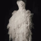 Robe de soirée féérique de luxe en organza blanc avec rose 3D | Sans bretelles, asymétrique, traîne, style haute couture, idéale pour les photos de mariage (NV6324)