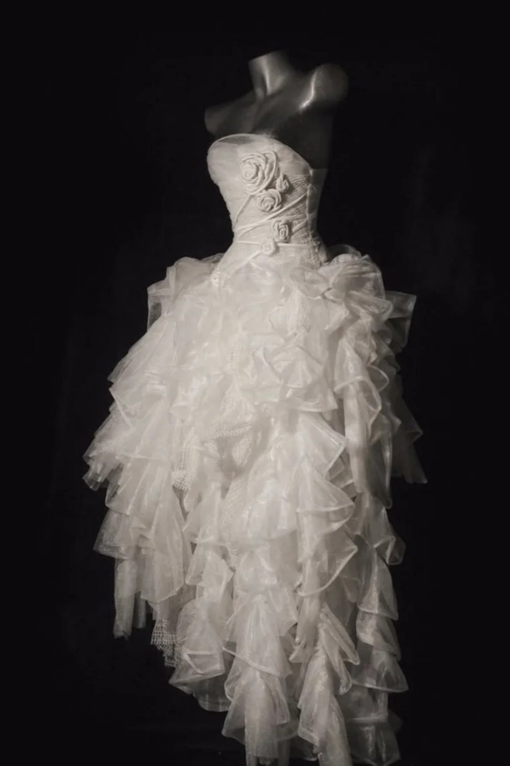 Robe de soirée féérique de luxe en organza blanc avec rose 3D | Sans bretelles, asymétrique, traîne, style haute couture, idéale pour les photos de mariage (NV6324)