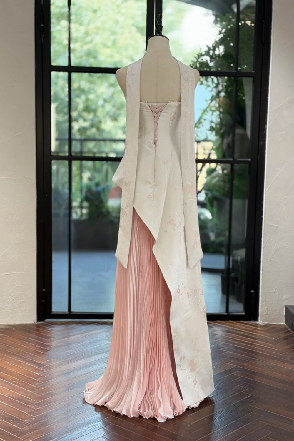 Robe de mariée chinoise moderne rose et blanche contrastée, sans bretelles, avec traîne plissée et châle - Robe élégante pour fiançailles et mariage chinois NV6361
