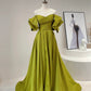 Robe de bal rétro style Hepburn, vert olive satiné, épaules dénudées, manches bouffantes et traîne - Robe élégante pour dîner et mariage NV6360