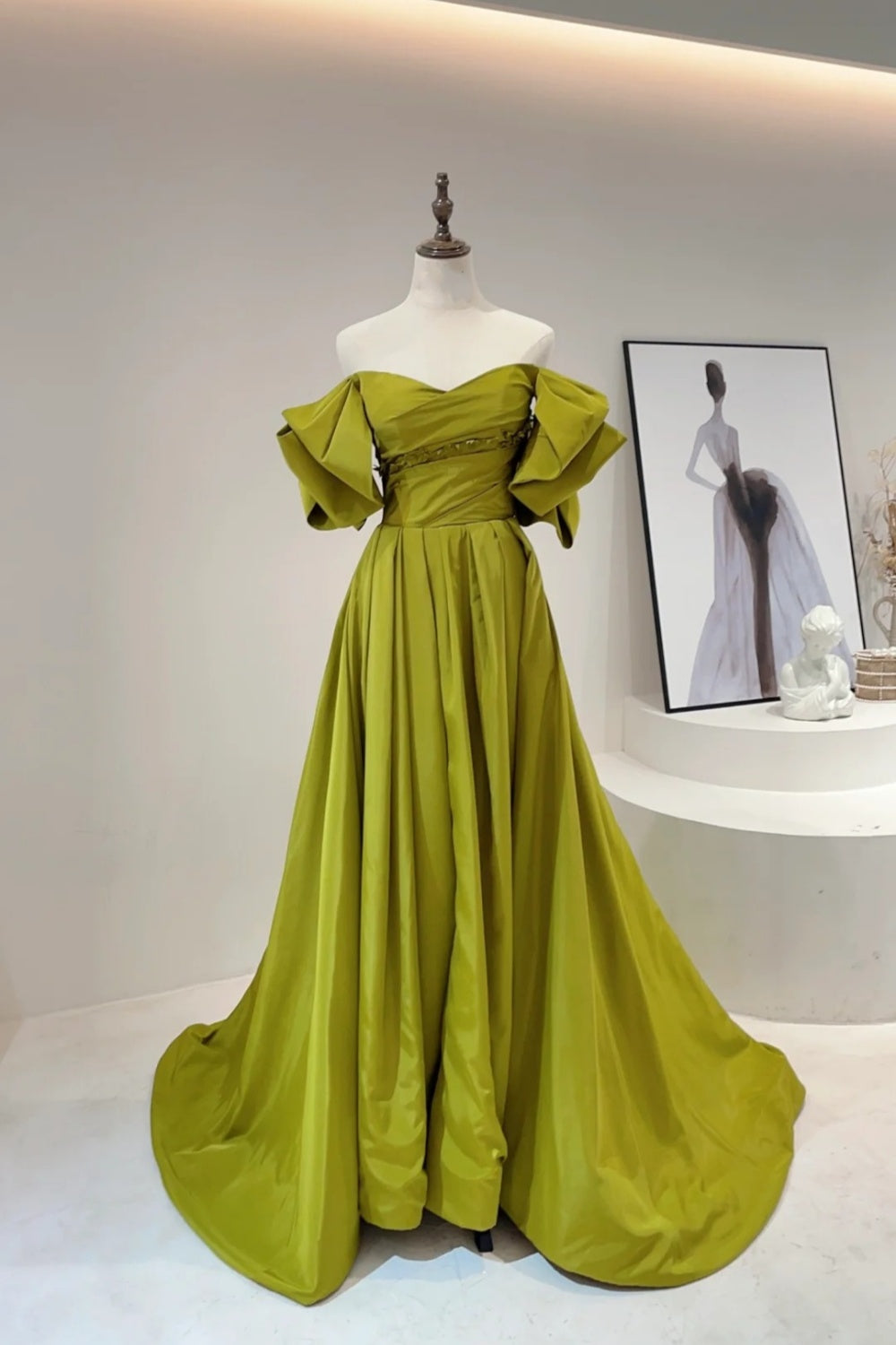 Robe de bal rétro style Hepburn, vert olive satiné, épaules dénudées, manches bouffantes et traîne - Robe élégante pour dîner et mariage NV6360
