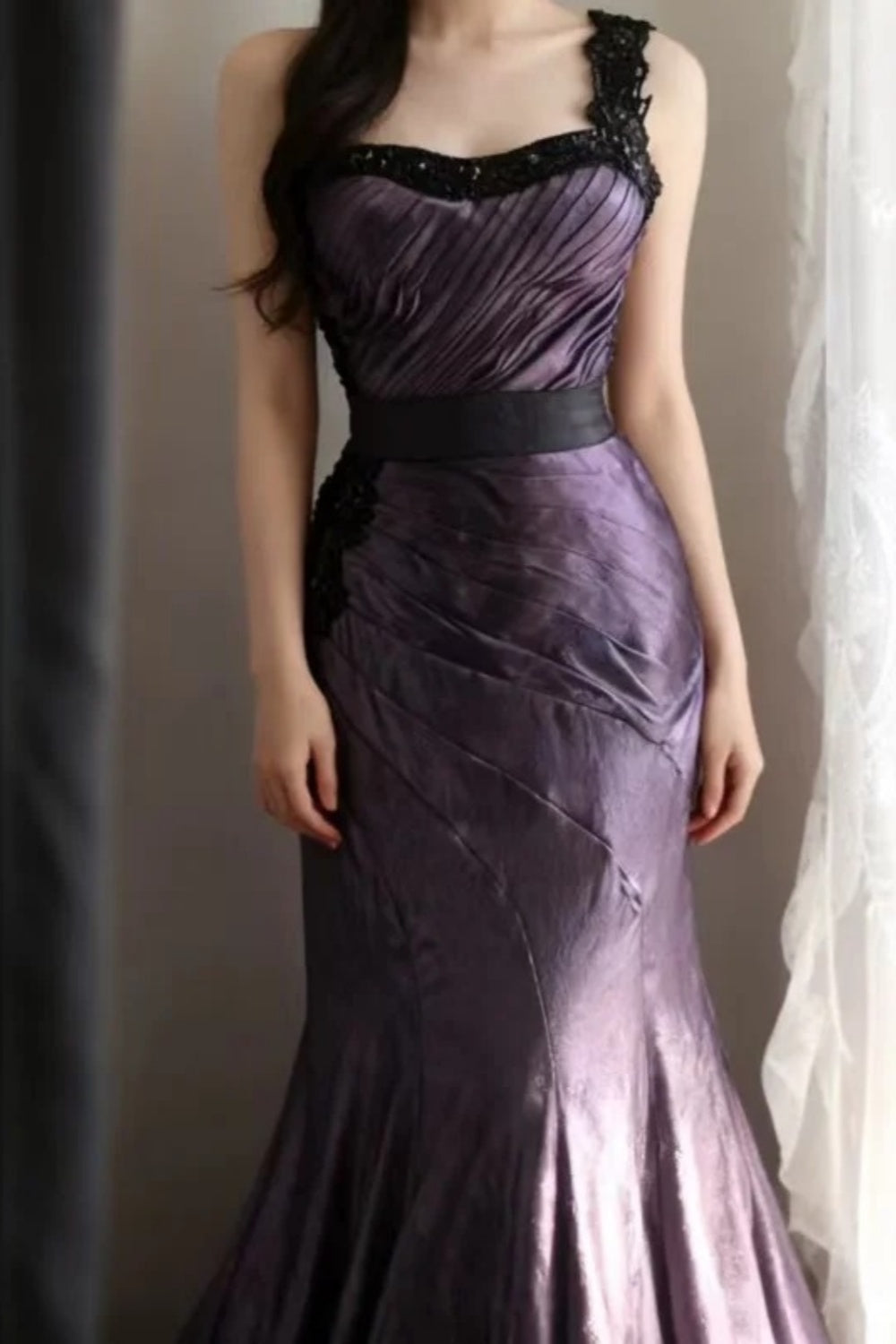 Robe de soirée élégante Purple Mist Mystery - Robe asymétrique en dentelle noire froncée, traîne sirène NV6857