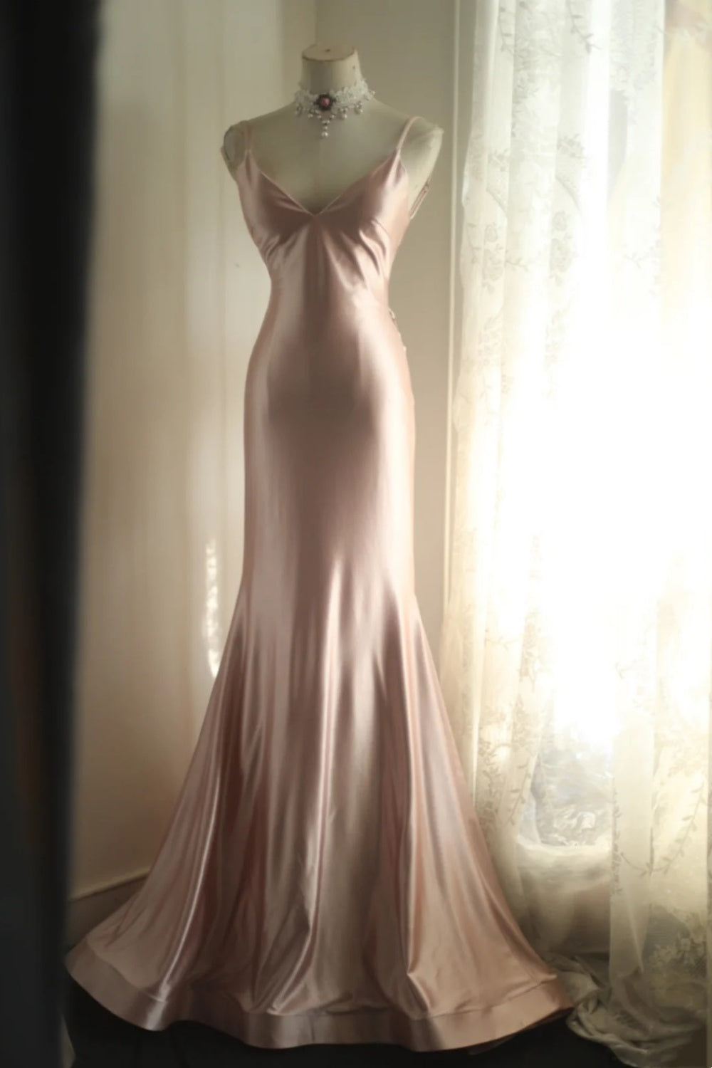 Robe de soirée sirène élégante en satin rose poudré, dos nu plongeant, laçage et décolleté en V profond, NV6855