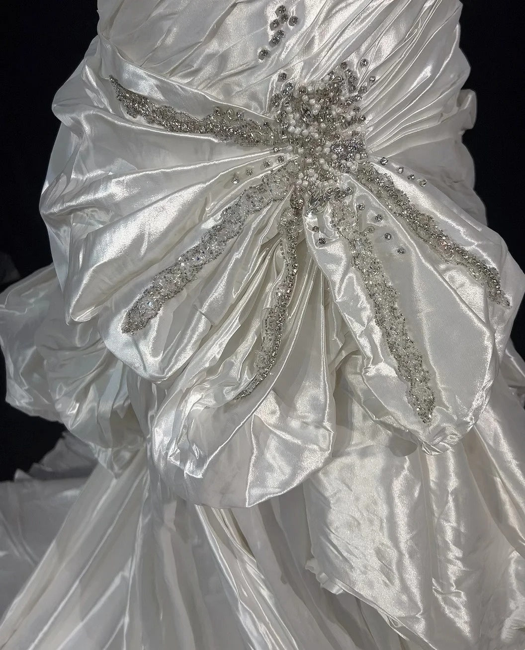 Robe de soirée longue et somptueuse ornée de perles, modèle NV6577