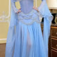Robe de mariée féérique de style cour, bleu clair, ornée de perles, manches transparentes et traîne - Thème océan NV6382
