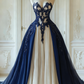 Robe gothique longue en tulle et dentelle noire et blanche à empiècements et manches papillon, modèle NV6172