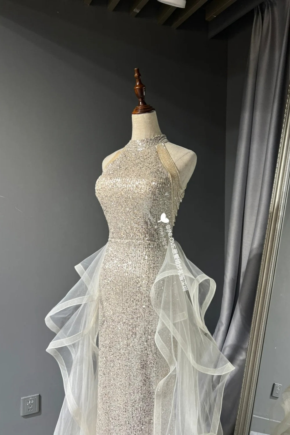Robe de bal longue en tulle brillant NV6628