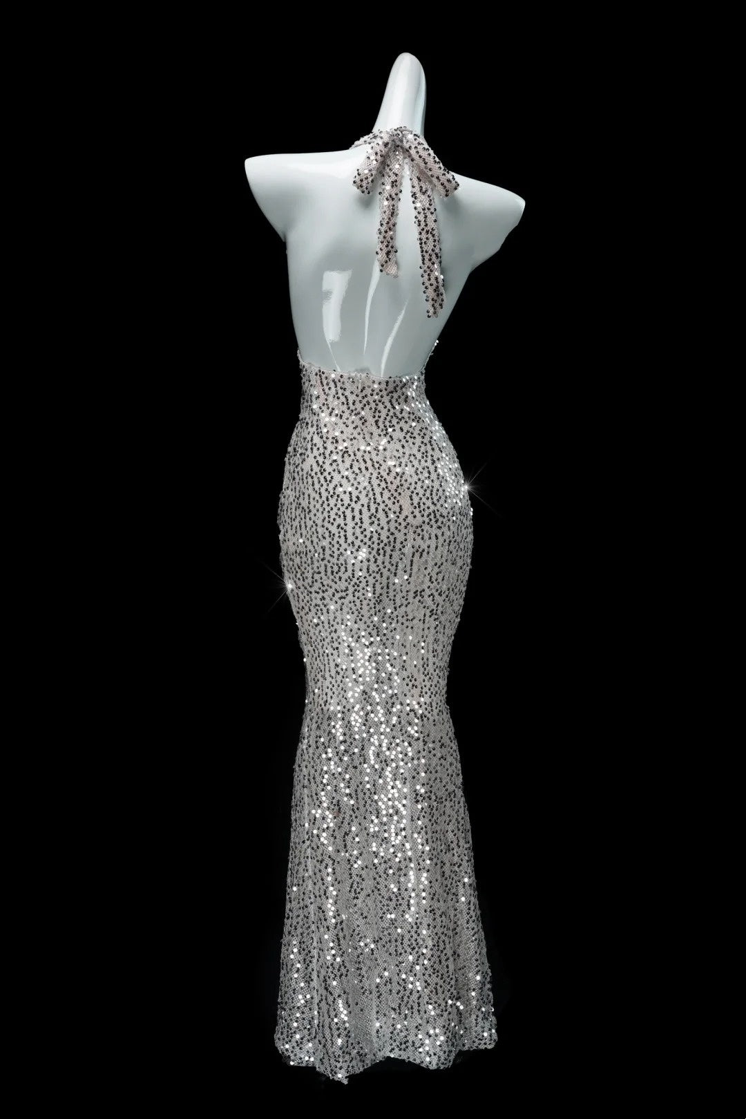Robe sirène dos nu à sequins gris argenté : décolleté en V plongeant, traîne ajustée, robe de soirée idéale pour un banquet NV6410