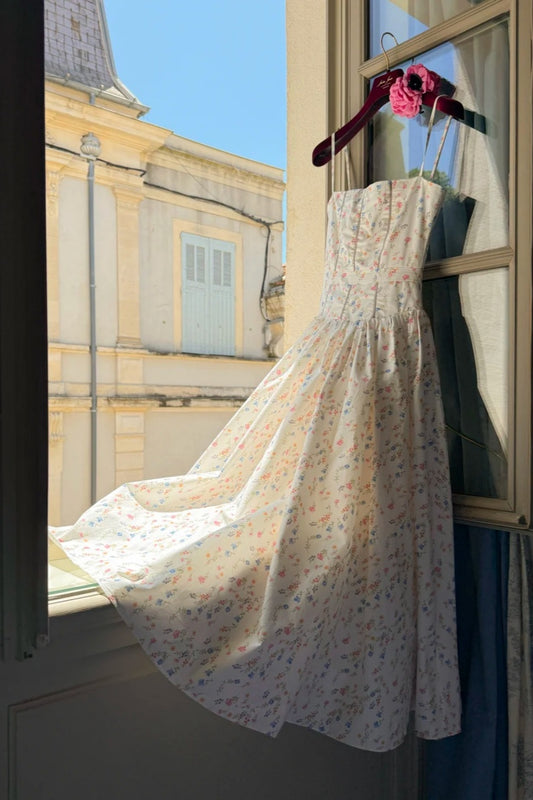 Robe longue à bretelles fines et imprimé floral français : jupe évasée cintrée à la taille, style féérique de vacances NV6416