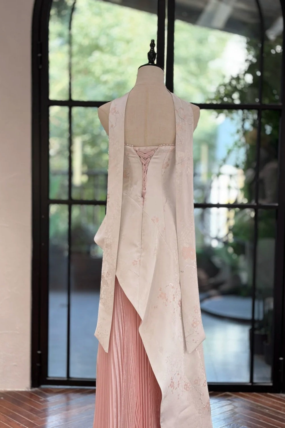 Robe de mariée chinoise moderne rose et blanche contrastée, sans bretelles, avec traîne plissée et châle - Robe élégante pour fiançailles et mariage chinois NV6361
